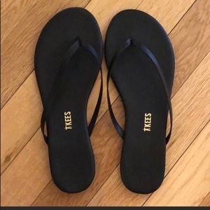 Tkee’s classic black Size 7